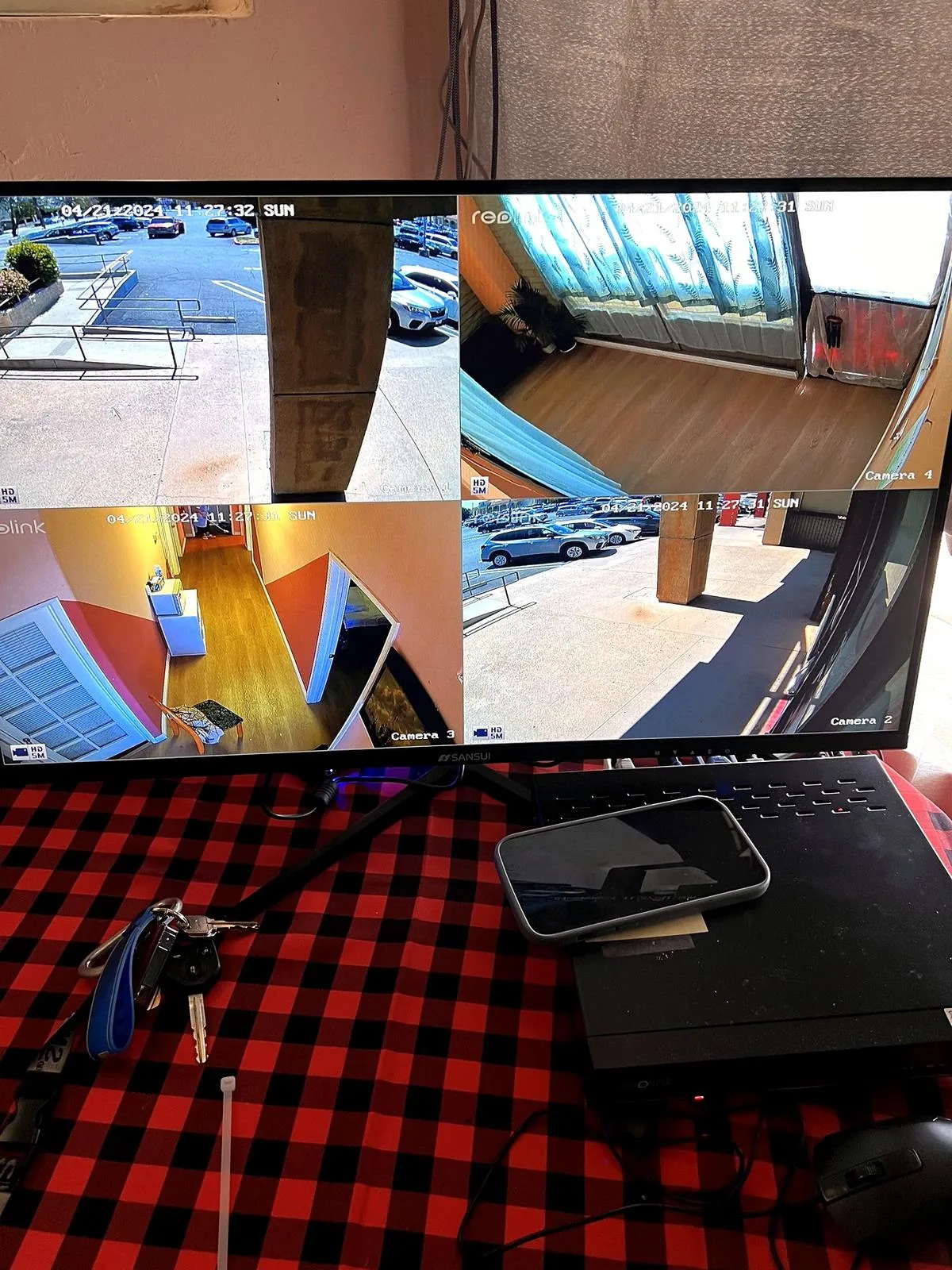 按摩店监控屏四画面，桌面显示器