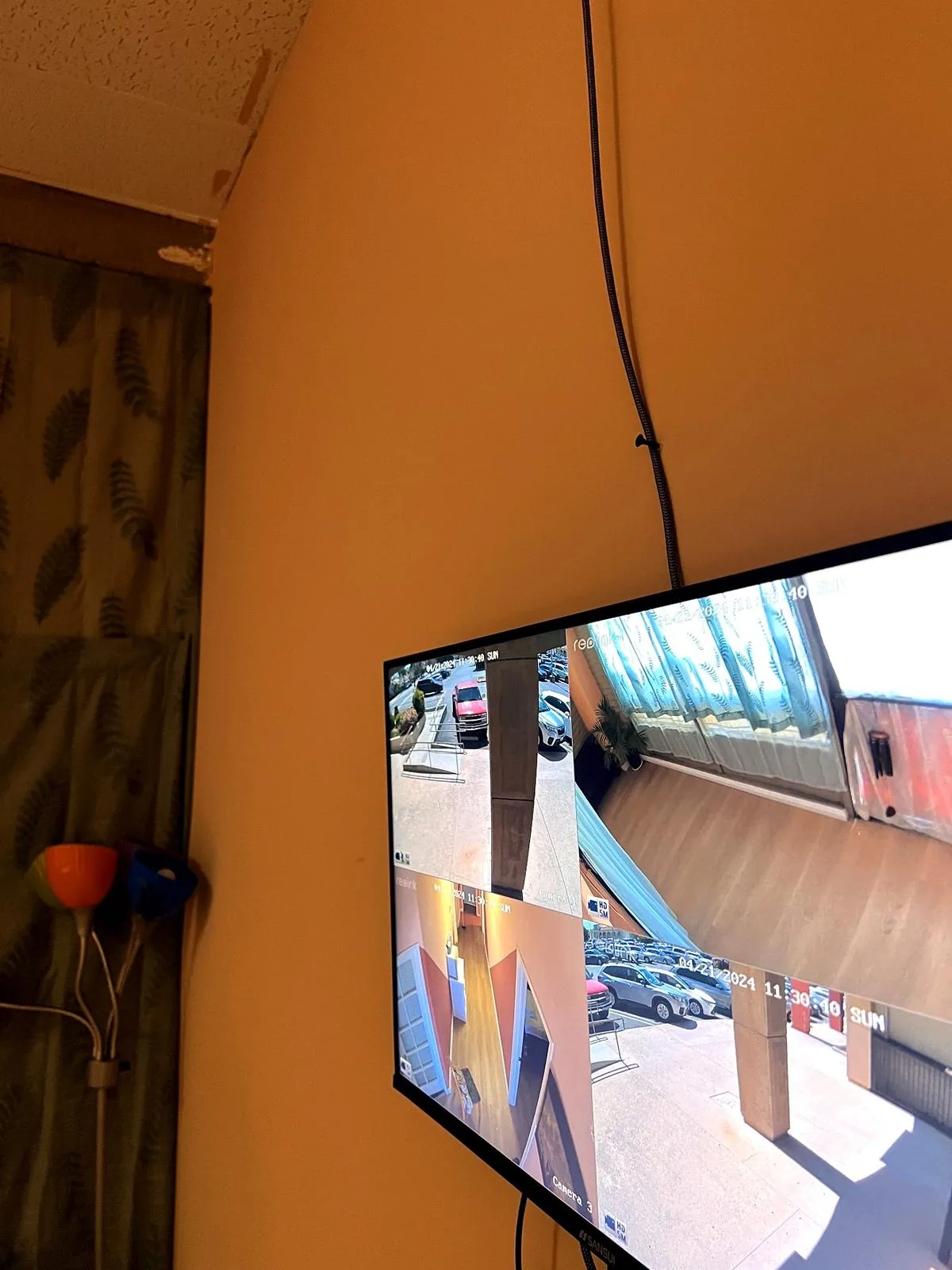 按摩店壁挂监控屏，侧面角度