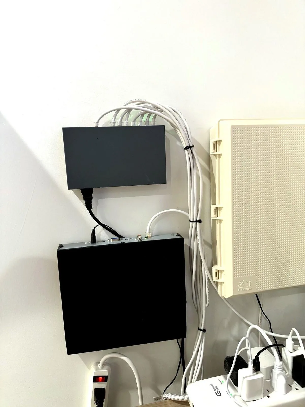 餐厅 NVR 主机与交换机布线，线束捆扎整齐