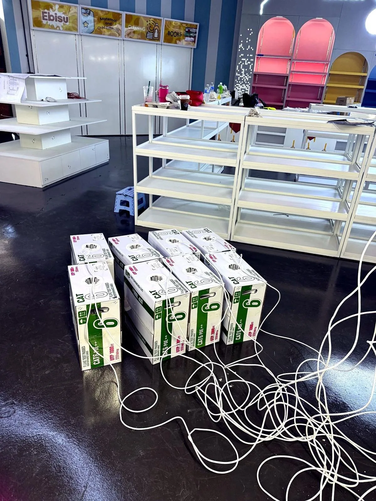 施工现场的 CAT6 网线布线