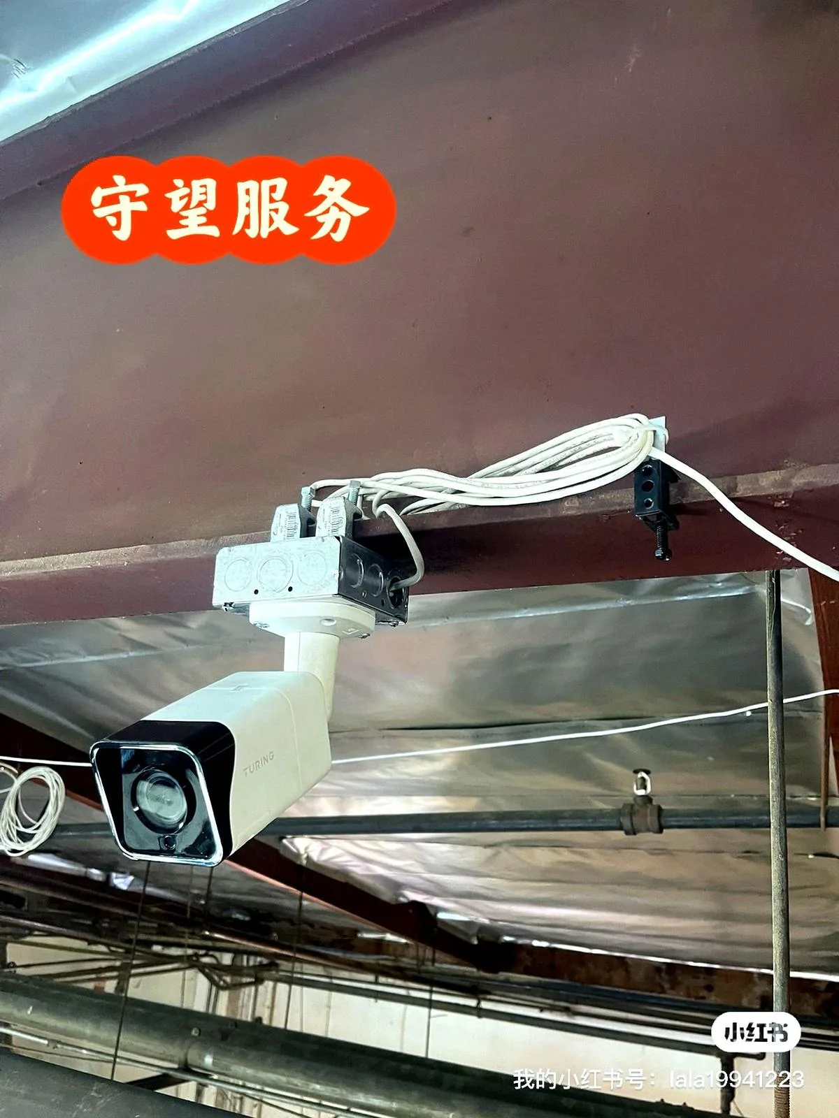 大型仓库横梁上吊装的枪机摄像头，对着货场
